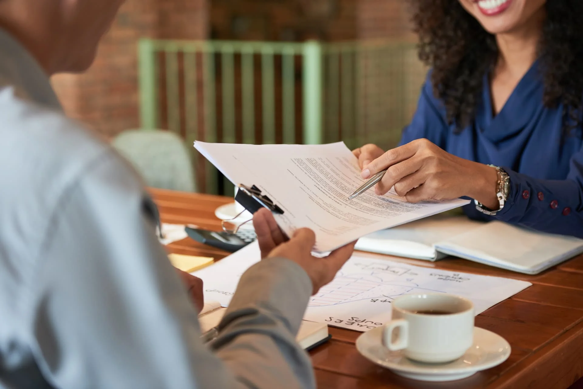 Consultora explicando o contrato para um cliente