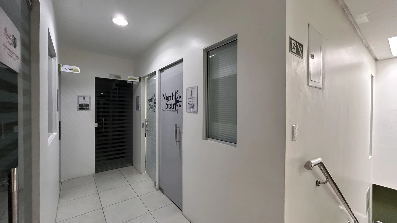 Corredor de salas da Smart Offices